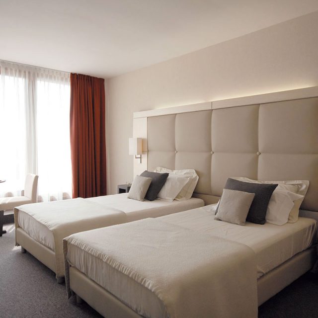 Testiera letto imbottita in pelle