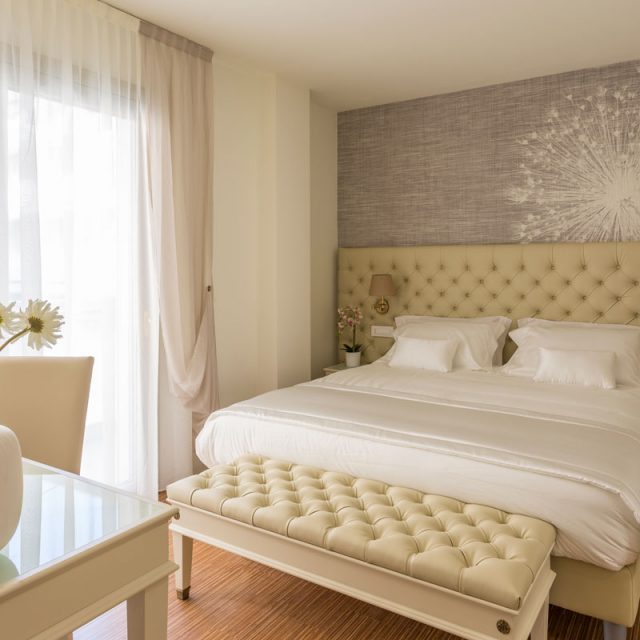https://prova3.studionicolussi.com/wp-content/uploads/2019/03/arredo-classico-hotel-valdagno-640x640.jpg