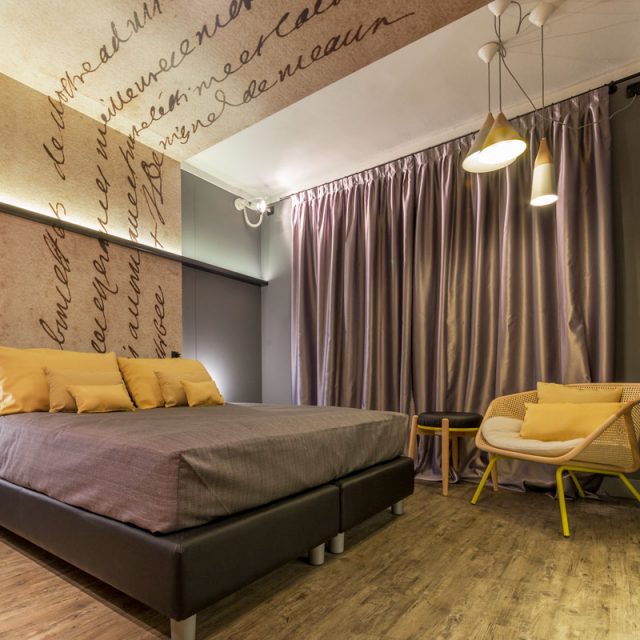 camera hotel moderno color senape