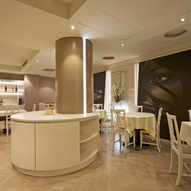 https://prova3.studionicolussi.com/wp-content/uploads/2019/03/sala-ristorante-stile-neoclassico-2-640x640.jpg