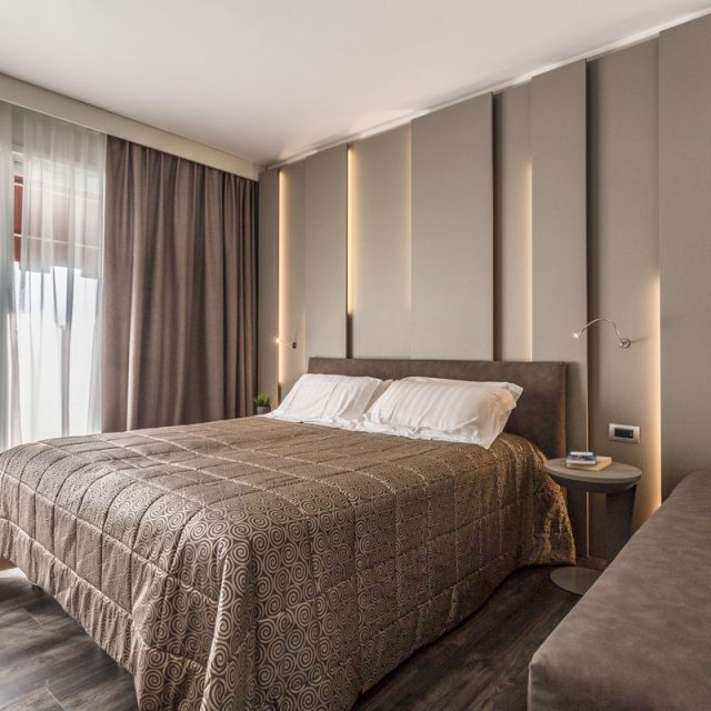https://prova3.studionicolussi.com/wp-content/uploads/2020/07/2-arredo-hotel-moderno-verona-640x640.jpg