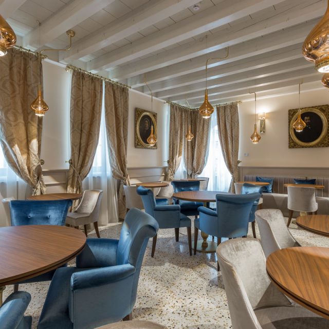 https://prova3.studionicolussi.com/wp-content/uploads/2020/07/36-arredamento-sala-colazioni-hotel-lusso-640x640.jpg