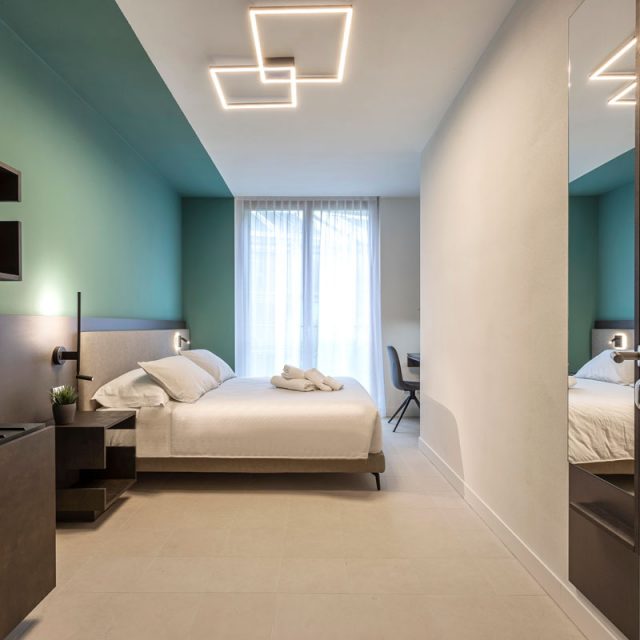 https://prova3.studionicolussi.com/wp-content/uploads/2020/11/1-arredo-moderno-hotel-guest-house-trento-640x640.jpg