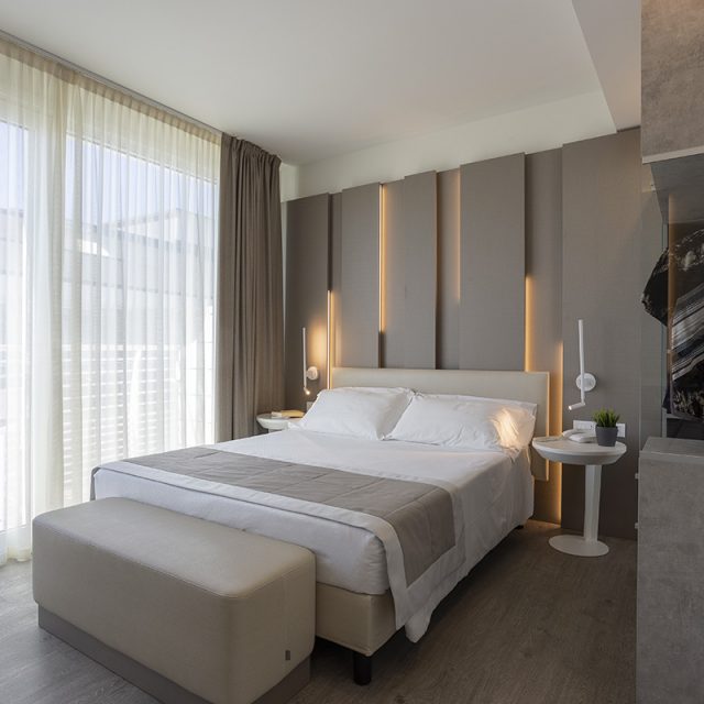 https://prova3.studionicolussi.com/wp-content/uploads/2022/06/1-hotel-design-moderno-elegante-640x640.jpg