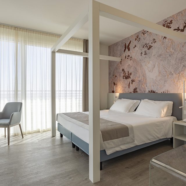 https://prova3.studionicolussi.com/wp-content/uploads/2022/06/2-camera-hotel-letto-baldacchino-moderno-640x640.jpg