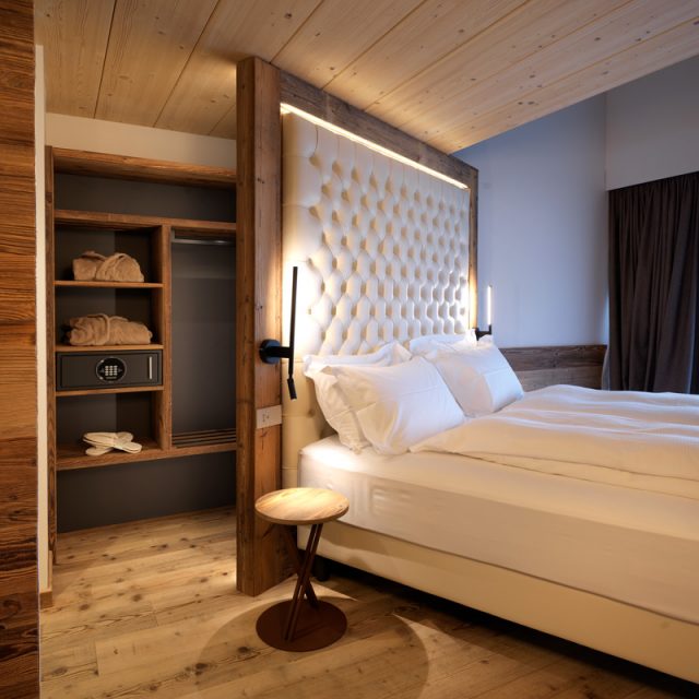 https://prova3.studionicolussi.com/wp-content/uploads/2022/06/3-arredo-contemporaneo-hotel-montagna-640x640.jpg