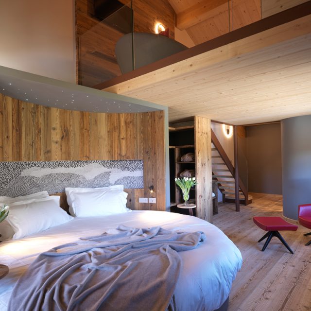 https://prova3.studionicolussi.com/wp-content/uploads/2022/07/1-camera-hotel-design-montagna-legno-portule-640x640.jpg